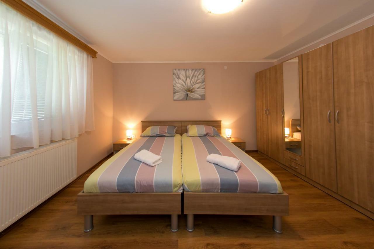 Rooms Ivan Otočac Exteriör bild